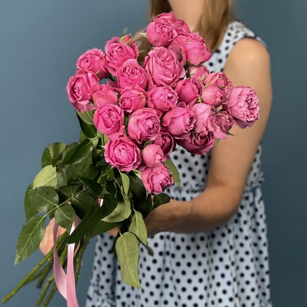 7 кустовых пионовидных роз Мисти Баблс 60 см